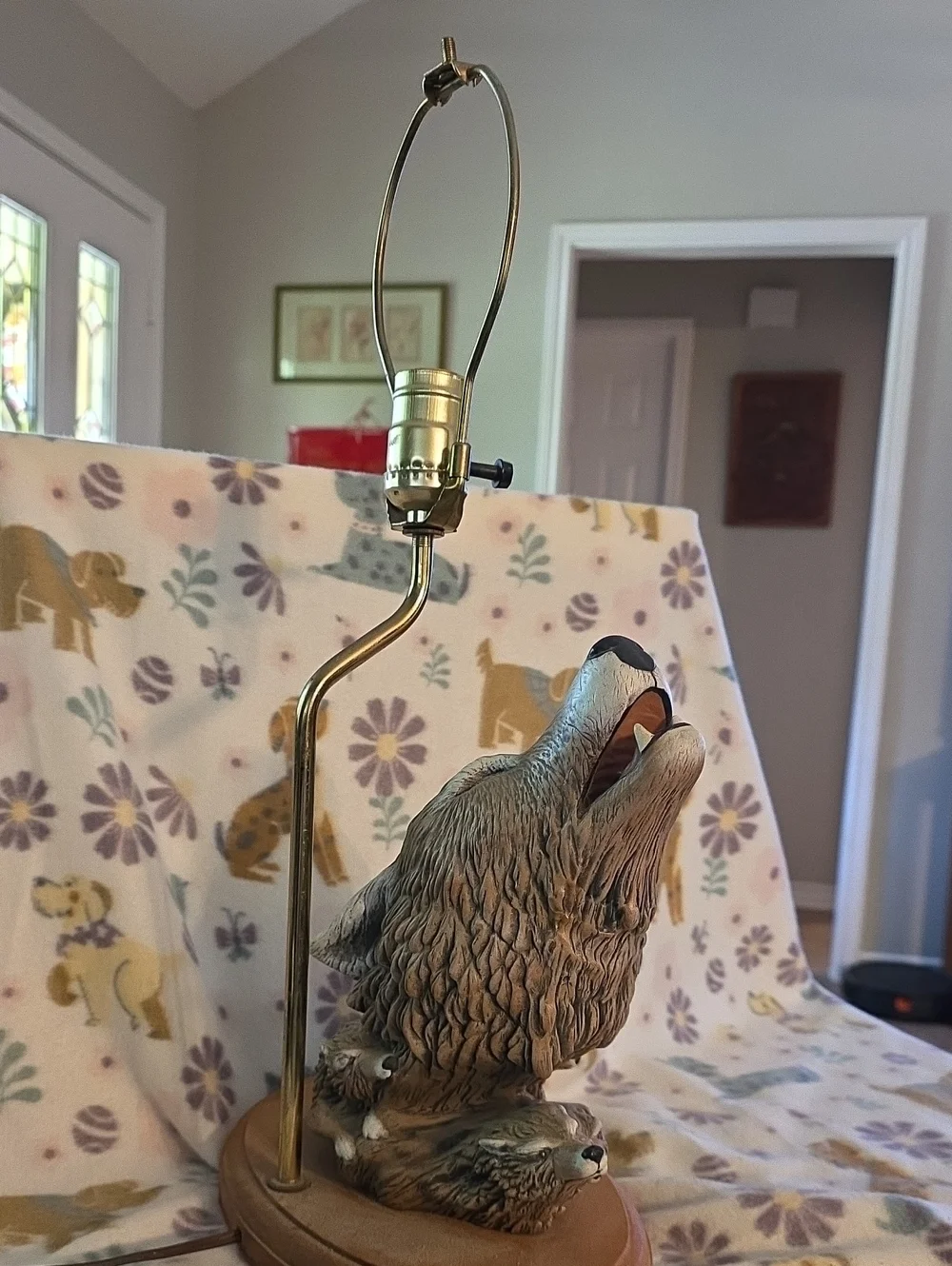 Rustic Howling Wolf And Pups Lamp